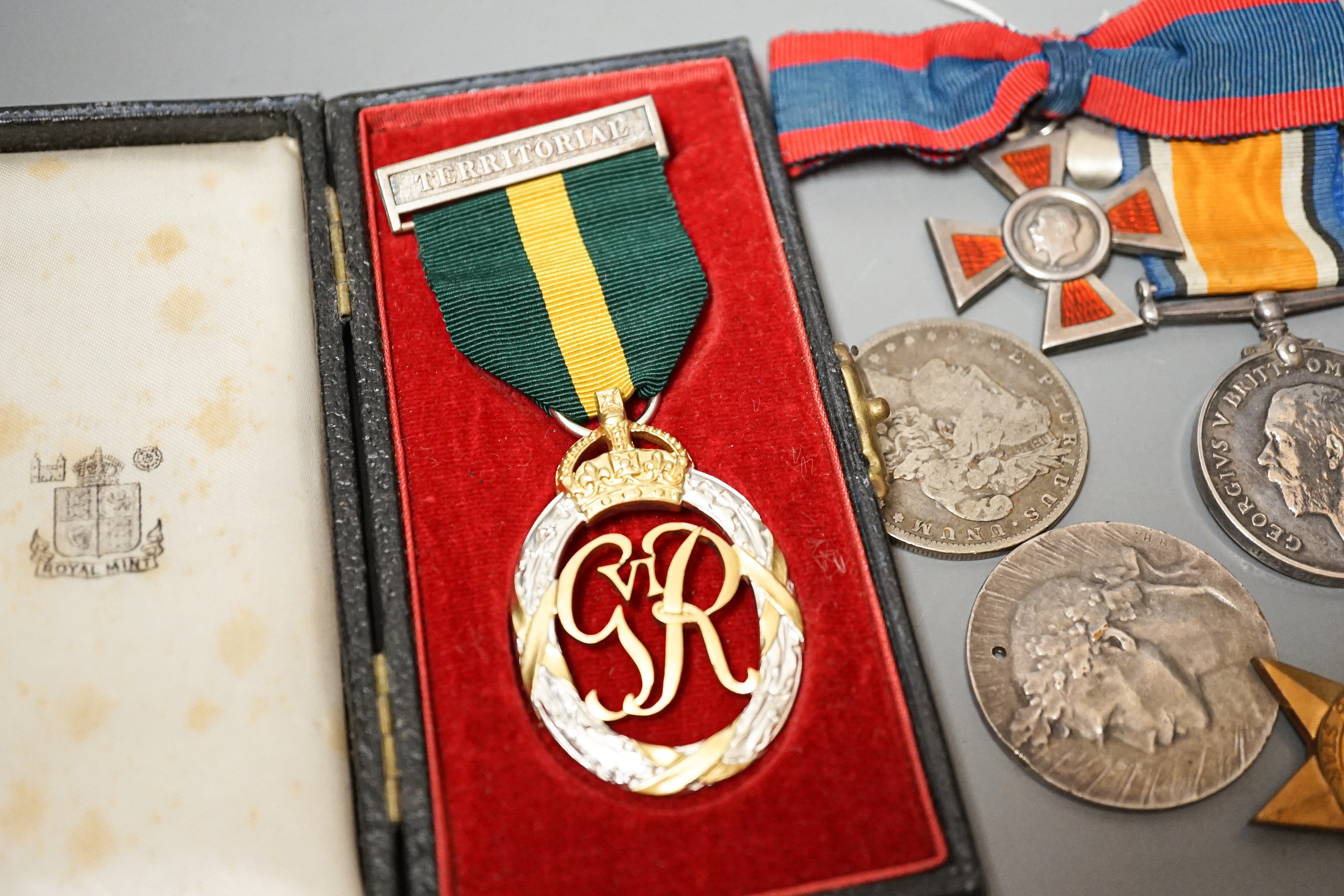 WW1 medals to include a trio to 7522 L.CPL. A.T. CHART 11/BN. A.I.F and a trio to J.A. CHART V.A.D., WW2 medals, a 9ct medal etc.
